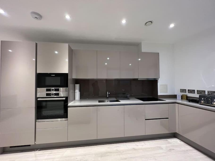 2 Bed Penthouse Style Apartment Londres Exterior foto