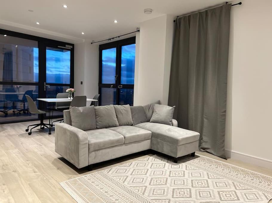 2 Bed Penthouse Style Apartment Londres Exterior foto